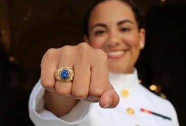 Karolina Batista primera mujer dominicana en graduarse en la Academia Naval de Estados Unidos