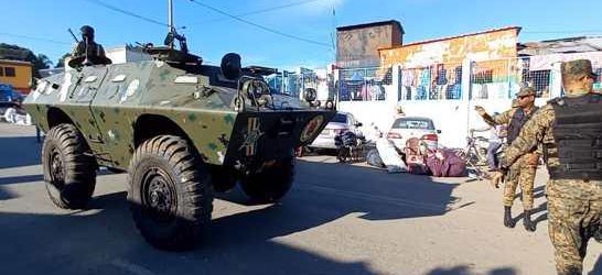 Con tanquetas de guerra y helicópteros vigilan la frontera en Dajabón tras disturbios en Codevi