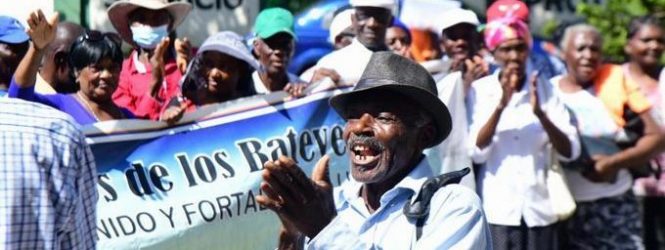 Braceros haitianos exigen frente DGM residencia permanente RD