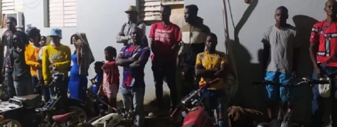 Apresan pareja que transportaba 16 haitianos indocumentados