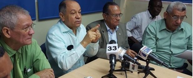Centrales reclaman aumento de salarios de 35% para trabajadores