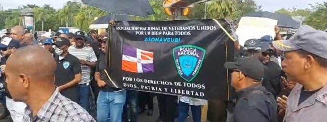 Veteranos retirados de la Policía y la Armada protestan en la 27 de Febrero