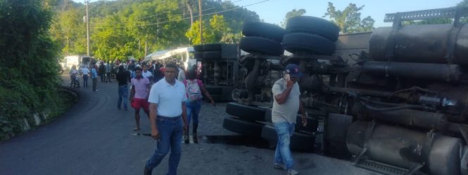 HATO MAYOR: Cinco muertos deja choque patana y guagua escolar