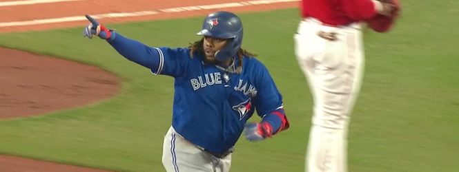Vladimir Guerrero Jr vuela todo el monstruo verde con bat flip incluido