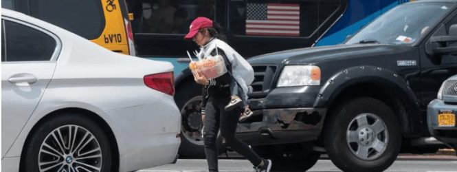 Como si fuera en RD: Captan migrantes vendiendo en los semáforos de las calles de NY
