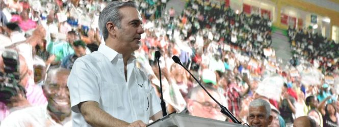 Abinader promete un pacto para aumentos salariales continuos