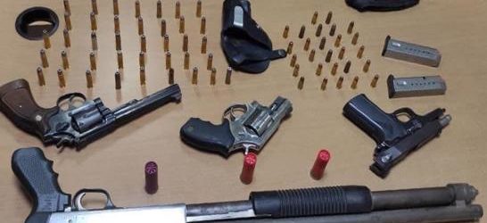 Apresan hombre que recibiría 30 armas de fuego enviadas en tanques desde Estados Unidos