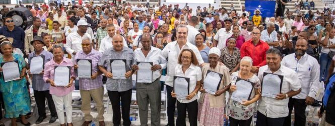 Presidente Abinader entrega 2,401 certificados título en La Ciénaga