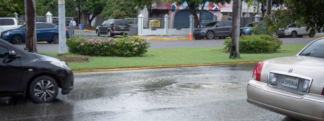 Aguas de materia fecal en la avenida Enrique Jiménez Moya