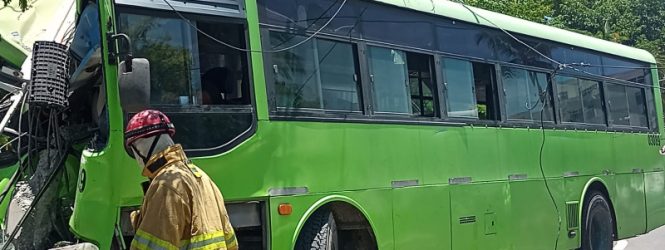 911 rescata persona que quedó atrapada en una OMSA tras accidente en la avenida España
