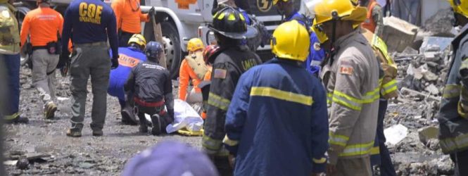 Socorristas sacan cadáver de escombros en San Cristóbal, suman 11 muertos