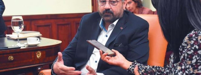 Experto alerta sobre los riesgos éticos que traen a las aulas la IA