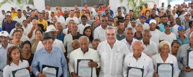 Abinader entrega 850 títulos de propiedad a familias en Guayabal de Azua