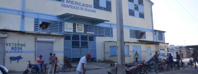 “Necesitamos comer”, dice haitiano que compra alimentos en RD para cruzarlos a Haití