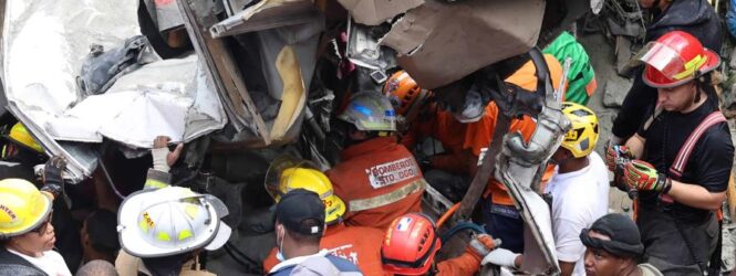Al menos tres fallecidos y 10 rescatados de autobús sepultado por patana en Haina