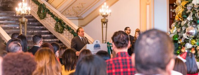 Encienden árbol navideño y abren jardines del Palacio Nacional RD