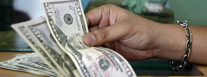 El dólar se cambia este jueves a 57.70 pesos en Rep. Dominicana