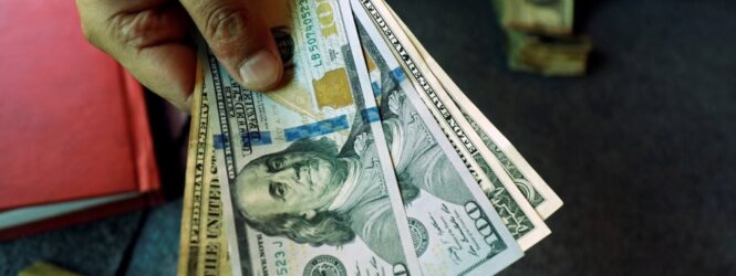 El dólar EU bajó otro centavo; se cambiaba hoy a RD$59.01