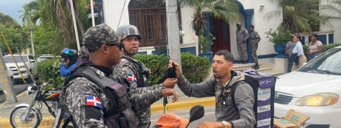 Policía Nacional realiza operativos en contra de motoristas que portan pasamontañas en Santiago