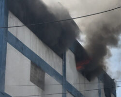 Bomberos siguen luchando para sofocar incendio en el cuarto piso de Almacenes Garrido