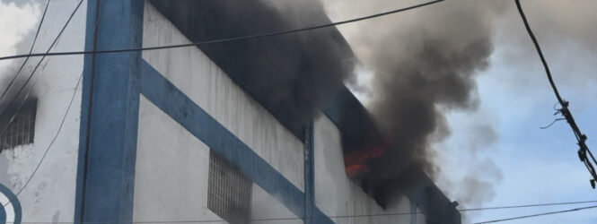 Bomberos siguen luchando para sofocar incendio en el cuarto piso de Almacenes Garrido