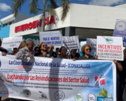 Profesionales de la Salud protestan frente al Robert Reid Cabral en demanda de reivindicaciones