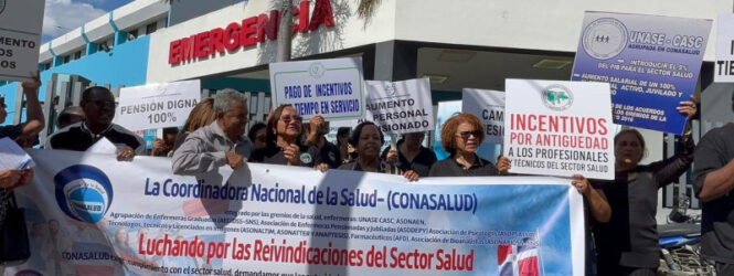 Profesionales de la Salud protestan frente al Robert Reid Cabral en demanda de reivindicaciones