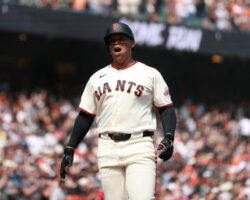 Rafael Devers pega jonrón e impulsa 4 carreras para Gigantes que blanquean 5-0 a Filis