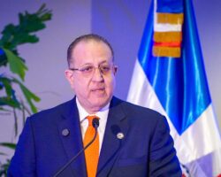 Gobierno continuará aplicando aumentos precios combustibles