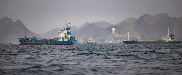 Irán ataca petroleros intentaron cruzar Ormuz con ayuda de EU