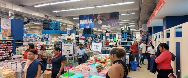 Padres denuncian alza precios de útiles escolares en la RD