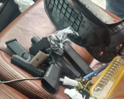 DNCD arresta a un hombre con armas y municiones ocultas en una camioneta en Santo Domingo Oeste