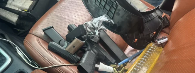 DNCD arresta a un hombre con armas y municiones ocultas en una camioneta en Santo Domingo Oeste
