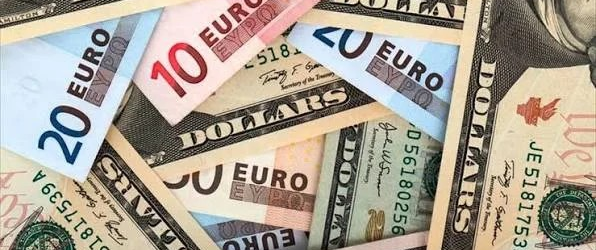 Dólar subió 10 cts. y el euro 4; eran vendidos a $61.77 y $77.42