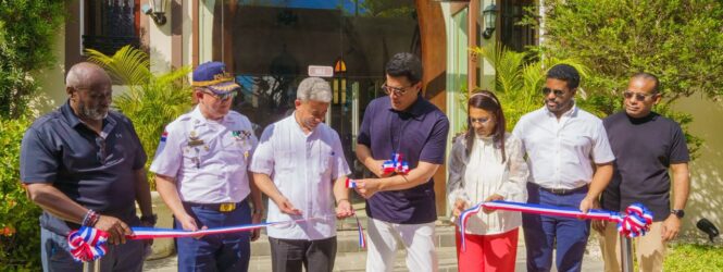 David Collado entrega 3 parques y una iglesia remozada en Boca Chica.